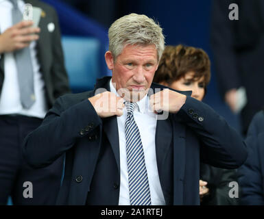 Liverpool, Merseyside, UK. 28 Sep, 2019. Fußball der englischen Premier League, Everton gegen Manchester City; Everton ist Direktor der Fußball Marcel Marken schaut auf das Feld von der Direktor vor dem Kick off - Streng redaktionelle Verwendung. Keine Verwendung mit nicht autorisierten Audio-, Video-, Daten-, Spielpläne, Verein/liga Logos oder "live" Dienstleistungen. On-line-in-Match mit 120 Bildern beschränkt, kein Video-Emulation. Keine Verwendung in Wetten, Spiele oder einzelne Verein/Liga/player Publikationen Quelle: Aktion plus Sport/Alamy leben Nachrichten Stockfoto
