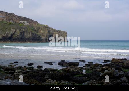 Trevaunance Point Cottages, hl. Agnes an einem bewölkten Frühling. Nordküste von Cornwall, UK. Stockfoto