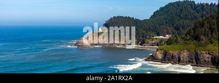 Heceta Head Lighthouse zwischen Yachats und Florenz Oregon auf den Pazifischen Ozean im August, Panoramablick Stockfoto