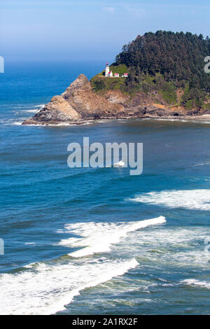 Heceta Head Lighthouse zwischen Yachats und Florenz Oregon auf den Pazifischen Ozean im August, vertikal Stockfoto