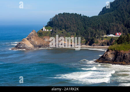 Heceta Head Lighthouse zwischen Yachats und Florenz Oregon auf den Pazifischen Ozean im August Stockfoto