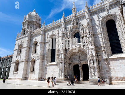 Fassade des südlichen Portal des 16. Jahrhunderts im gotischen Jeronimos Kloster des Ordens des heiligen Hieronymus in der Nähe des Tejo in Lissabon, Portugal Stockfoto