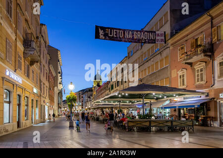 Restaurants & Cafés/Bars auf der Korzo Fußgängerzone im Zentrum von Rijeka an einem Sommerabend. Kroatien Stockfoto