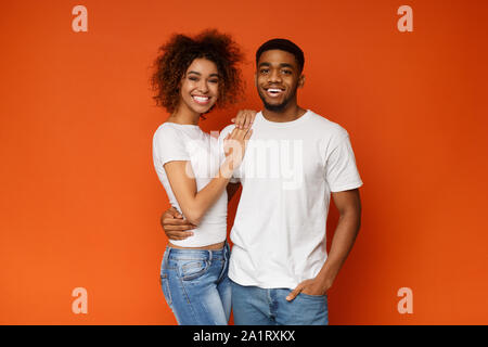 Gerne afrikanische amerikanische Paar umarmen und lächelnd Stockfoto