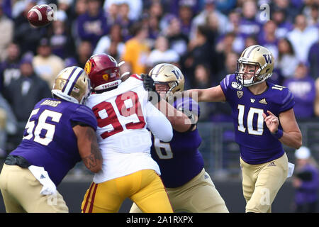 Seattle, WA, USA. 28 Sep, 2019. Washington Huskies quarterback Jakob Eason (10) den Ball während eines Spiels zwischen den Southern California Trojans und Washington Schlittenhunde in Alaska Airlines Feld bei Husky Stadium in Seattle, WA. Sean Brown/CSM/Alamy leben Nachrichten Stockfoto