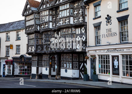 LUDLOW, SHROPSHIRE, England, Großbritannien - 7 September 2019: Ein Blick auf die vordere Elevation des Federn Hotel in Ludlow. Stockfoto