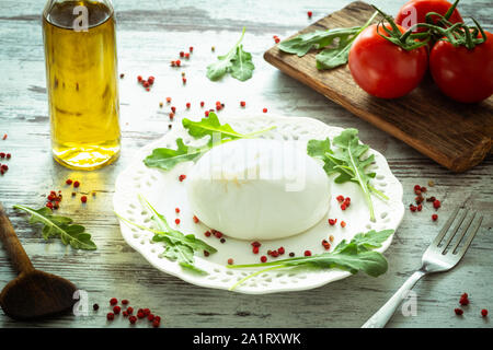 Burrata, italienischem Käse mit Tomaten, Gewürze, argugula und Olivenöl und Balsamico-Essig Stockfoto