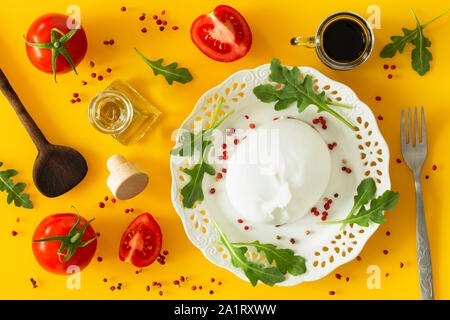 Burrata, italienischem Käse mit Tomaten, Gewürze, argugula und Olivenöl und Balsamico-Essig Stockfoto