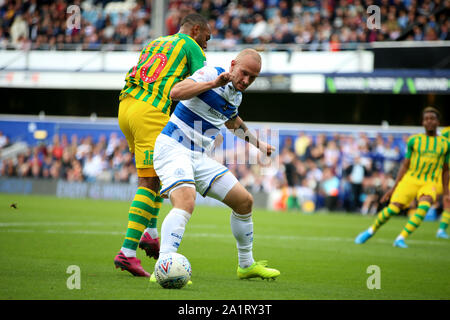 London, Großbritannien. 28 Sep, 2019. Toni Leistner von Queens Park Rangers und Matt Phillips von West Bromwich Albion (l) während der efl Skybet Meisterschaft übereinstimmen, Queens Park Rangers v West Bromwich Albion am Kiyan Prinz Stiftung Stadium, Loftus Road in London am Samstag, den 28. September 2019. Dieses Bild dürfen nur für redaktionelle Zwecke verwendet werden. Nur die redaktionelle Nutzung, eine Lizenz für die gewerbliche Nutzung erforderlich. Keine Verwendung in Wetten, Spiele oder einer einzelnen Verein/Liga/player Publikationen. Credit: Andrew Orchard sport Fotografie/Alamy leben Nachrichten Stockfoto