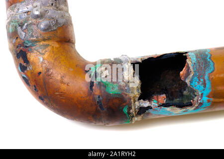 Badezimmer Waschbecken Kupfer wasser Ablaßleitung stark korrodiert nach 50 Jahren der Nutzung, auf weissem isoliert. Stockfoto