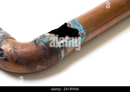 Badezimmer Waschbecken Kupfer wasser Ablaßleitung stark korrodiert nach 50 Jahren der Nutzung, auf weissem isoliert. Stockfoto