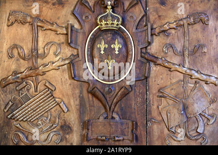 Französischen königlichen Wappen mit drei Fleur-de-Lis geschnitzt von der französischen Renaissance Bildhauers Francesco Scibec da Carpi (1539). Galerie François Ier. Stockfoto