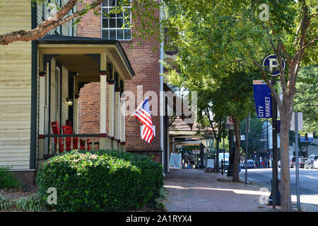 Der Baum Schatten den Bürgersteig in der historischen Stadt Markt Einkaufsviertel von Raleigh North Carolina. Stockfoto