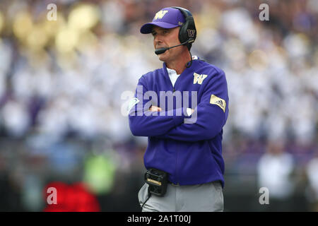 Seattle, WA, USA. 28 Sep, 2019. Washington Huskies Head Coach Chris Petersen geht den Nebenerwerb während eines Spiels zwischen den Southern California Trojans und Washington Schlittenhunde in Alaska Airlines Feld bei Husky Stadium in Seattle, WA. Sean Brown/CSM/Alamy leben Nachrichten Stockfoto