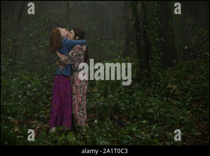 Erscheinungsdatum: Oktober 25, 2019 TITEL: Frankie Studio: Sony Pictures Classics Regie: Ira Sachs PLOT: Drei Generationen Auseinandersetzung mit eine lebensverändernde Erfahrung, die während eines Tages von einem Urlaub in Sintra, Portugal, eine historische Stadt für seine dichten Gärten und Märchen- Villen und Paläste bekannt. In den Hauptrollen: Marisa Tomei als Ilene Bianchi, Isabelle Huppert wie Frankie. (Bild: © Sony Pictures Classics/Entertainment Bilder) Stockfoto