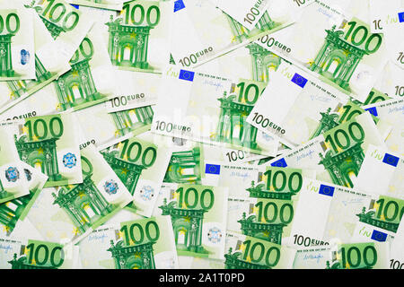 Hintergrund aus verstreuten Euro-scheine 100 Banknoten. Geld, Wirtschaft, Finanzen, Sparen, Banken- Konzept. Wechselkurse Stockfoto