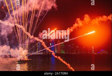 Doha, Katar. 27 Sep, 2019. Feuerwerk vor der Skyline von Doha, Eröffnung, am 27.09.2019 Leichtathletik WM 2019 in Doha/Katar, vom 27.09. - 10.10.2019. | Verwendung der weltweiten Kredit: dpa/Alamy leben Nachrichten Stockfoto