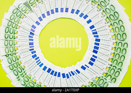Hintergrund aus verstreuten Euro-scheine 100 Banknoten. Geld, Wirtschaft, Finanzen, Sparen, Banken- Konzept. Wechselkurse. Frame, Kopieren, t Stockfoto