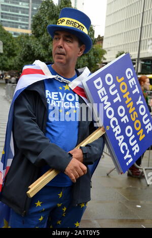 Anti-Brexit Demonstrant Stephen Bray, Gründer der Stand der Missachtung der Europäischen Bewegung (SODEM), außerhalb der Konservativen Partei Konferenz 2019 in Manchester, UK, als er bereitet zu starten. Stand der Missachtung der Europäischen Bewegung von Steven Bray im September 2017 gestartet wurde. Stockfoto