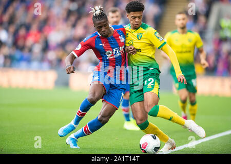 London, Großbritannien. 28 Sep, 2019. Crystal Palace Wilfried Zaha und Norwich City Jamal Lewis während der Premier League Match zwischen Crystal Palace und Norwich City an Selhurst Park, London, England am 28. September 2019. Foto von Andrew Aleksiejczuk/PRiME Media Bilder. Credit: PRiME Media Images/Alamy leben Nachrichten Stockfoto