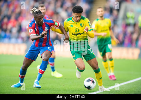 London, Großbritannien. 28 Sep, 2019. Norwich City Jamal Lewis und Crystal Palace Wilfried Zaha während der Premier League Match zwischen Crystal Palace und Norwich City an Selhurst Park, London, England am 28. September 2019. Foto von Andrew Aleksiejczuk/PRiME Media Bilder. Credit: PRiME Media Images/Alamy leben Nachrichten Stockfoto