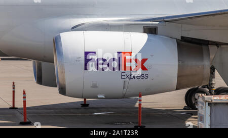 Motor des FedEx Frachtflugzeugs mit FedEx Express Logo auf der Seite bei Toronto Pearson Intl. Flughafen: Stockfoto