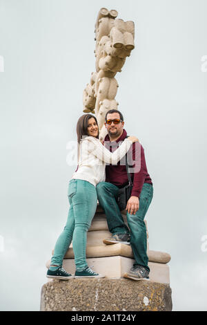 Junges Paar auf der "Cruz Alta' des Palacio da Pena in Sintra, Portugal Stockfoto