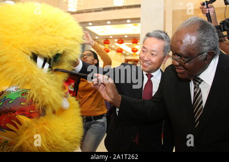 Windhoek, Namibia. 27 Sep, 2019. Namibias ehemaliger Präsident Hifikepunye Pohamba (R) Punkte die Augen eines Löwen bei einem Empfang zum 70. Jahrestag der Gründung der Volksrepublik China in der chinesischen Botschaft in Windhoek, Namibia zu feiern, an Sept. 27, 2019. Credit: Wu Changwei/Xinhua/Alamy leben Nachrichten Stockfoto