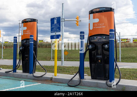 Zwei Ladestationen für Elektrofahrzeuge (Elektrofahrzeuge) in der Nähe von Toronto Pearson Intl. Flughafen an einem bewölkten Tag. Stockfoto