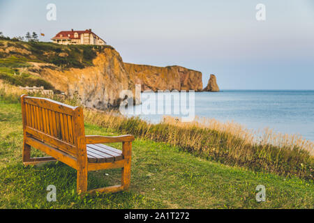 Bank an der Küste mit Blick auf den Percé Rock, Quebec, Kanada Stockfoto