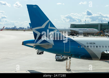 Heckflossen-Logo auf Air Transat A321 während der Parkposition an einem Gate am Toronto Pearson Intl. Flughafen: Stockfoto