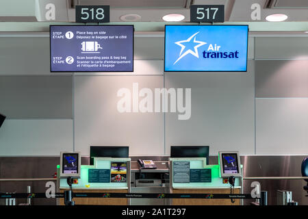 Leerer Air Transat Check-in-Schalter am internationalen Flughafen Toronto Pearson. Stockfoto