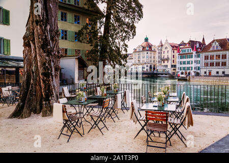 Altstadt Straße und Restaurant Tische in der Stadt Luzern, Schweiz Stockfoto