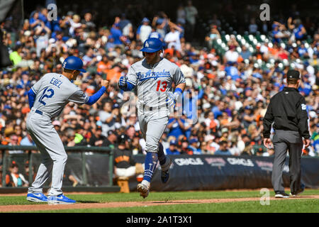 San Francisco, Kalifornien, USA. 28 Sep, 2019. Los Angeles Dodgers erste Basisspieler Max Muncy (13) geht nach Hause, nachdem er einen home run in der Oberseite des 6. Inning in der MLB Spiel zwischen den Los Angeles Dodgers und San Francisco Giants bei Oracle Park in San Francisco, Kalifornien. Chris Brown/CSM/Alamy leben Nachrichten Stockfoto