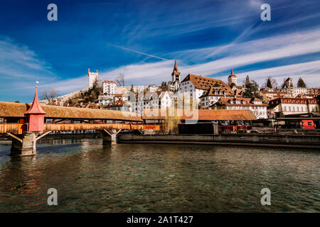 Blick auf die Altstadt Gebäude und hölzerne Brücke über die Reuss in Luzern, Schweiz Stockfoto