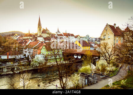 Sonnenuntergang über der Altstadt von Baden Stadt in der Schweiz Stockfoto