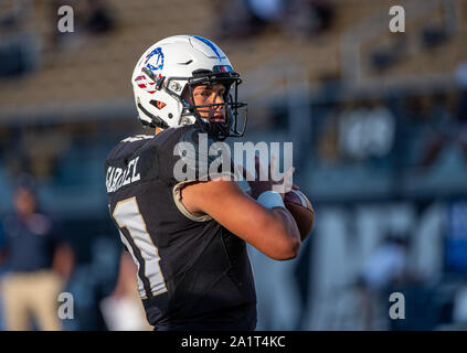 Orlando, FL, USA. 28 Sep, 2019. Central Florida Quarterback Dillon Gabriel (11) erwärmt, bevor NCAA Football Spiel zwischen der UConn Huskies und die UCF Ritter bei Spectrum Stadion in Orlando, Fl. Romeo T Guzman/CSM/Alamy leben Nachrichten Stockfoto