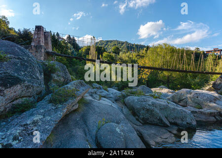 Hölzerne Brücke über Fluss in den Bergen gegen Berge in La Cumbrecita, Córdoba, Argentinien Stockfoto