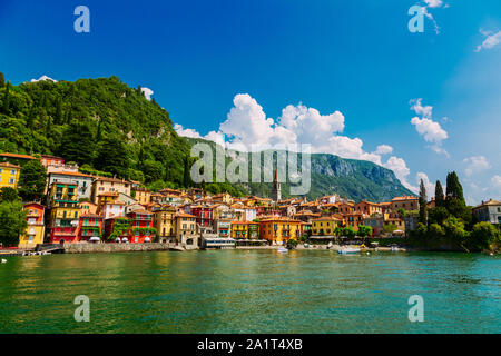 Bunte Varenna Stadt aus dem Comer See, Lombardei, Italien gesehen Stockfoto