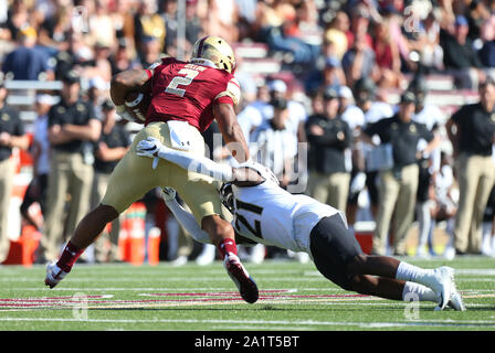 Massachusetts, USA. 28 Sep, 2019. Boston College Eagles zurück läuft AJ Dillon (2) und Wake Forest Dämon-diakone Defensive zurück Essang Bassey (21), die in Aktion während der NCAA Football Spiel zwischen Wake Forest Demon Diakone und Boston College Eagles unter Alumni Stadium. Credit: Cal Sport Media/Alamy leben Nachrichten Stockfoto