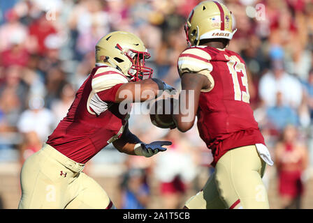 Massachusetts, USA. 28 Sep, 2019. Boston College Eagles quarterback Anthony Brown (13) Hände weg von Boston College Eagles zurück läuft AJ Dillon (2) während der NCAA Football Spiel zwischen Wake Forest Demon Diakone und Boston College Eagles unter Alumni Stadium. Credit: Cal Sport Media/Alamy leben Nachrichten Stockfoto