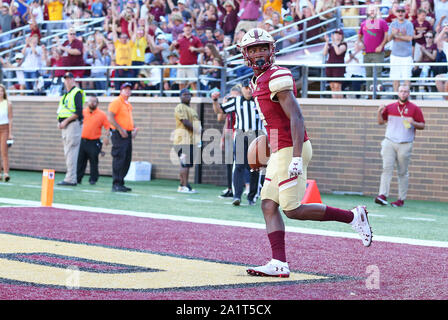 Massachusetts, USA. 28 Sep, 2019. Boston College Eagles wide receiver Zay Blumen (4) feiert nach einen Touchdown während der NCAA Football Spiel zwischen Wake Forest Demon Diakone und Boston College Eagles unter Alumni Stadium. Credit: Cal Sport Media/Alamy leben Nachrichten Stockfoto