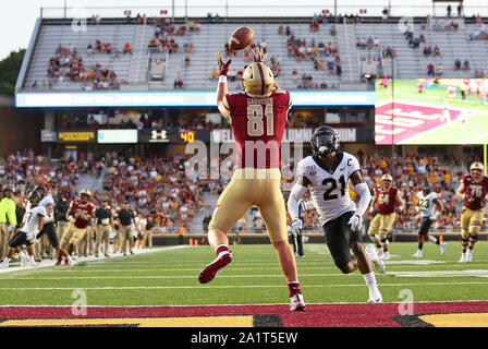 Massachusetts, USA. 28 Sep, 2019. Boston College Eagles Tight End Chris Garrison (81) fängt einen Touchdown Pass während der NCAA Football Spiel zwischen Wake Forest Demon Diakone und Boston College Eagles unter Alumni Stadium. Credit: Cal Sport Media/Alamy leben Nachrichten Stockfoto