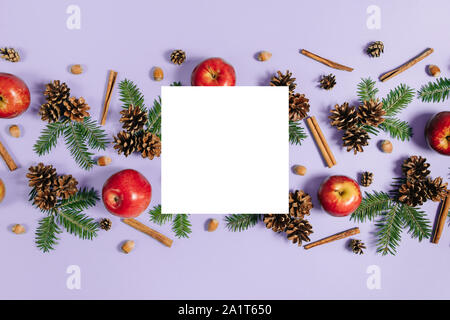 Weihnachten und Winter Zusammensetzung. Rahmen aus Tanne, Kiefer, Acorn, roten Apfel und Zimt auf Pastell lila Hintergrund. Weihnachten, Winter, Stockfoto