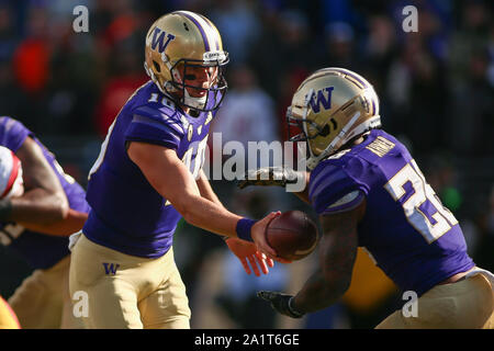 Seattle, WA, USA. 28 Sep, 2019. Washington Schlittenhunde zurück laufen Salvon Ahmed (26) die Übergabe erfolgt während eines Spiels zwischen den Southern California Trojans und Washington Schlittenhunde in Alaska Airlines Feld bei Husky Stadium in Seattle, WA. Die Schlittenhunde gewann 28-14. Sean Brown/CSM/Alamy leben Nachrichten Stockfoto