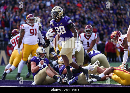 Seattle, WA, USA. 28 Sep, 2019. Washington Schlittenhunde zurück laufen Richard Newton (28) zählt einen Touchdown während eines Spiels zwischen den Southern California Trojans und Washington Schlittenhunde in Alaska Airlines Feld bei Husky Stadium in Seattle, WA. Die Schlittenhunde gewann 28-14. Sean Brown/CSM/Alamy leben Nachrichten Stockfoto