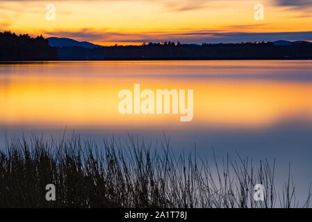 Eine spektakuläre lange Belichtung Sonnenuntergang auf See angenehm in den Adirondack Mountains, NY, USA Stockfoto