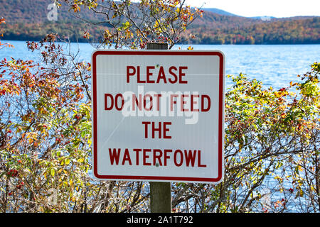 Ein "Bitte nicht die Wasservögel' Schild am Dorf Park auf Osborne Punkt am See angenehm in der Spekulant, NY, USA Stockfoto