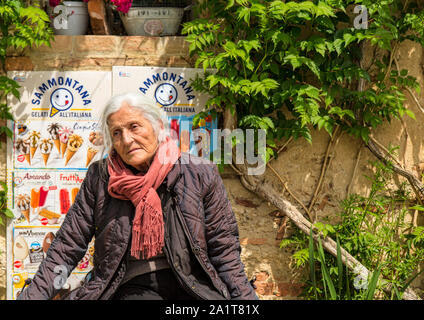 Val D'Orcia, Toskana/Italien - April 28, 2019: ältere Frau mit einer melancholischen, weit weg von starren Stockfoto