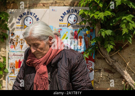 Val D'Orcia, Toskana/Italien - April 28, 2019: Ältere Frau nach unten starren in eine melancholische Haltung Stockfoto